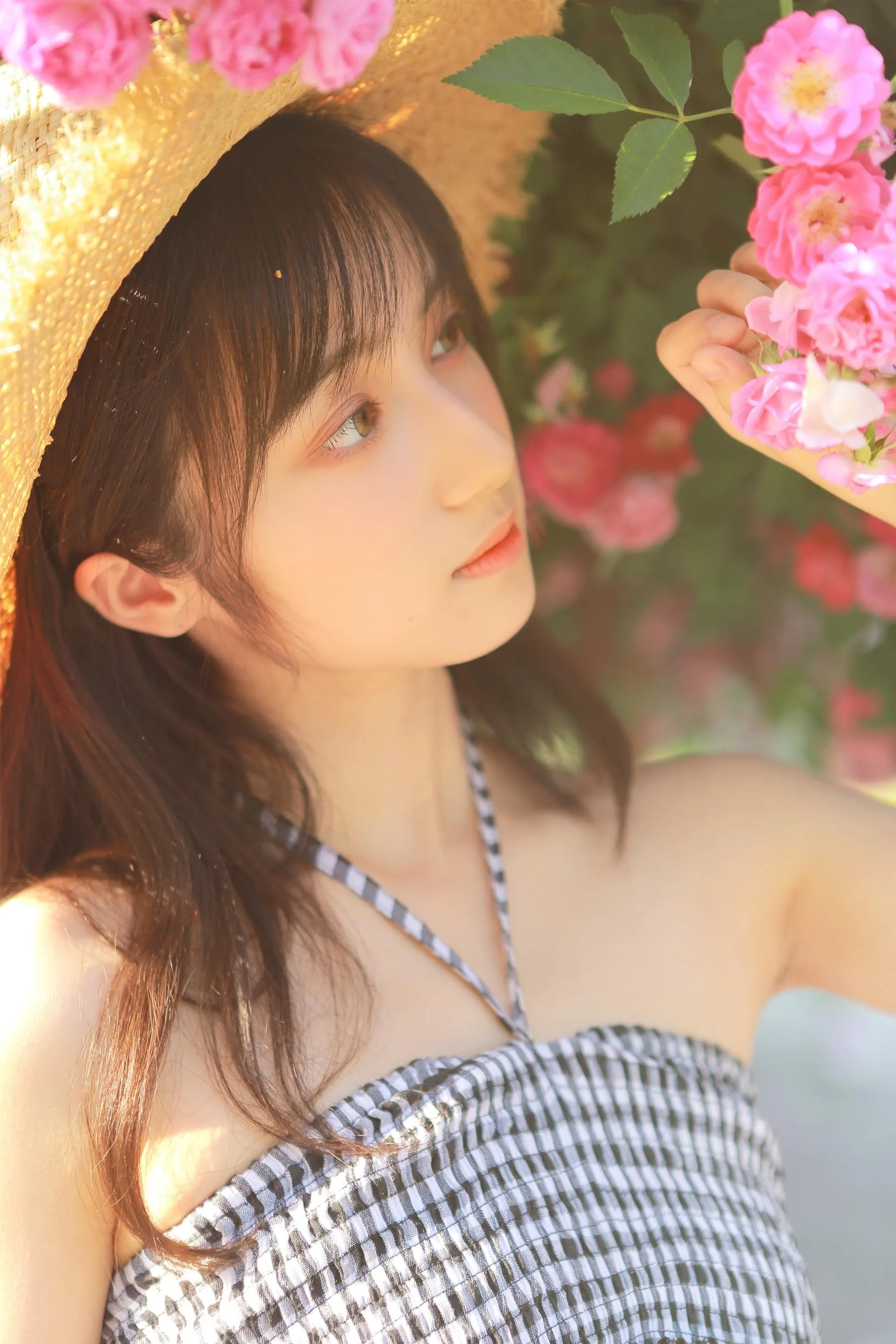 [艺图语] 2022.05.18 蔷薇迟开 月半了吧 [28P]插图